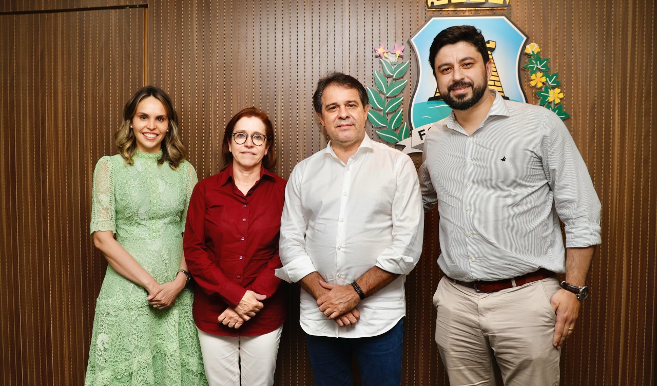 grupo de pessoas posa para a foto